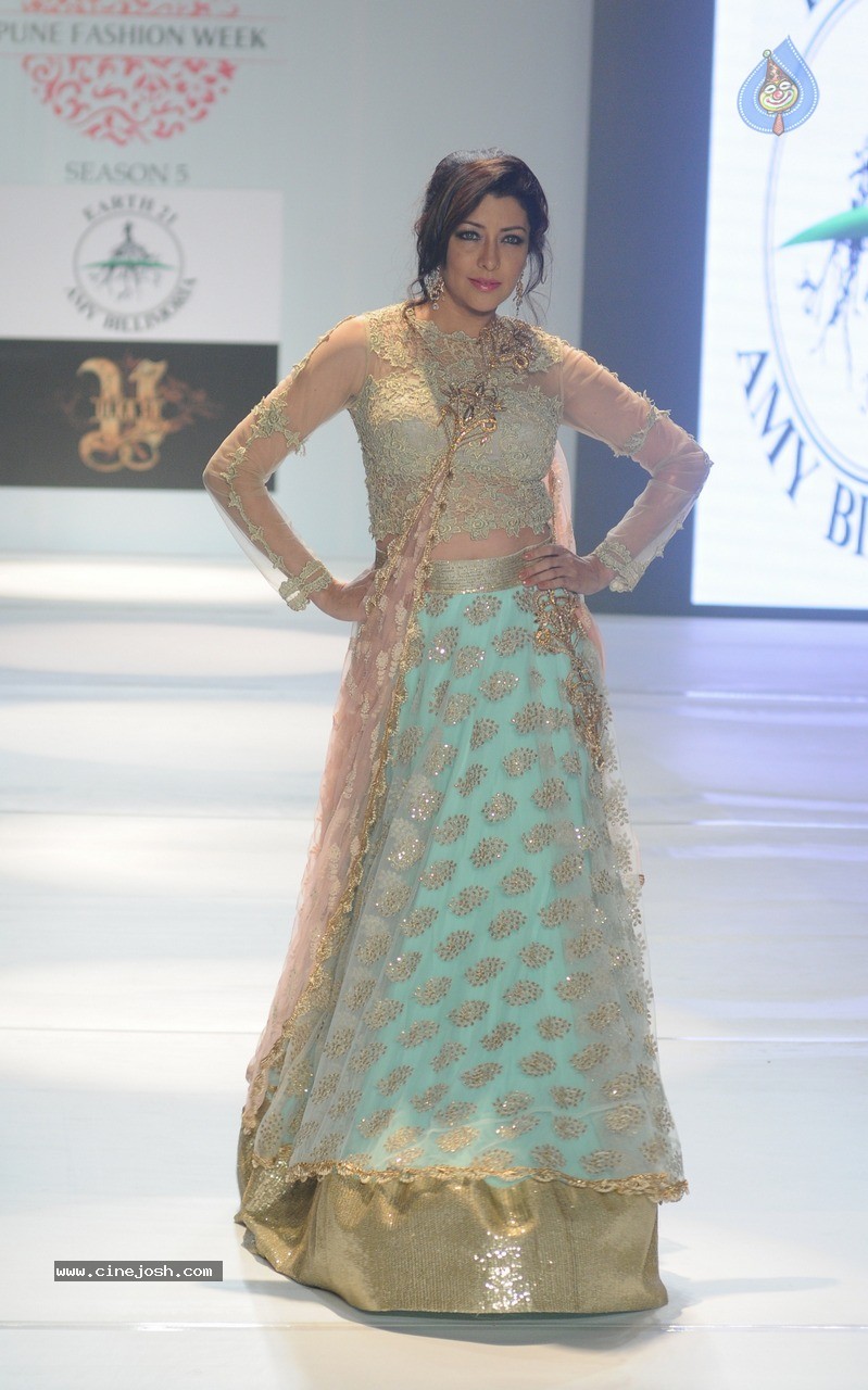 Aditi Govitrikar Walks the Ramp for Amy Billimoria - 26 / 28 photos