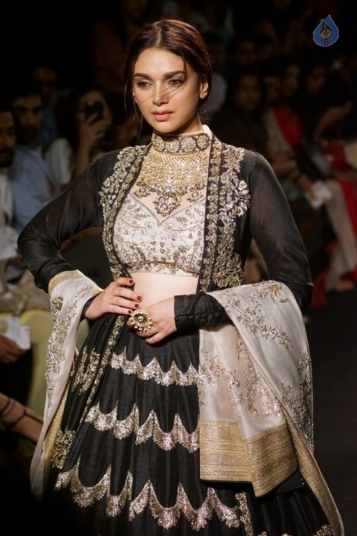 Aditi Rao Hydari at LFW Winter Festive 2017 - 5 / 16 photos