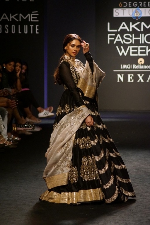 Aditi Rao Hydari at LFW Winter Festive 2017 - 9 / 16 photos