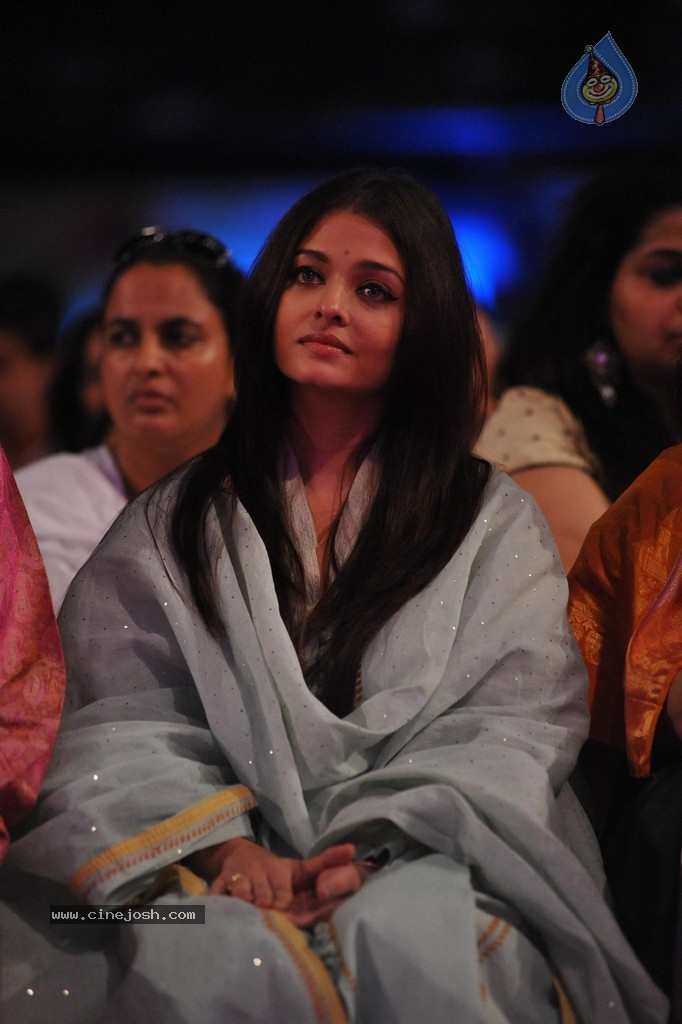 Aish at Sri Sathya Sai Baba 3rd Anniversary Event - 5 / 103 photos