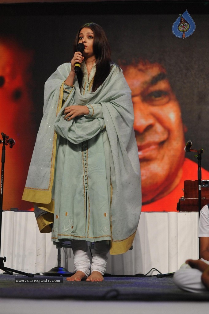 Aish at Sri Sathya Sai Baba 3rd Anniversary Event - 23 / 103 photos