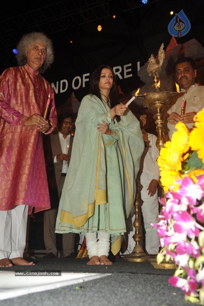 Aish at Sri Sathya Sai Baba 3rd Anniversary Event - 24 / 103 photos