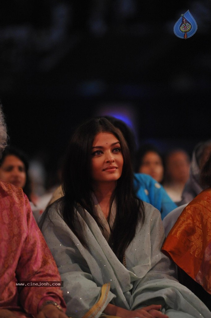 Aish at Sri Sathya Sai Baba 3rd Anniversary Event - 29 / 103 photos