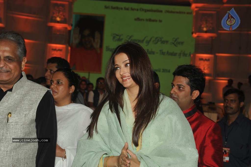 Aish at Sri Sathya Sai Baba 3rd Anniversary Event - 34 / 103 photos