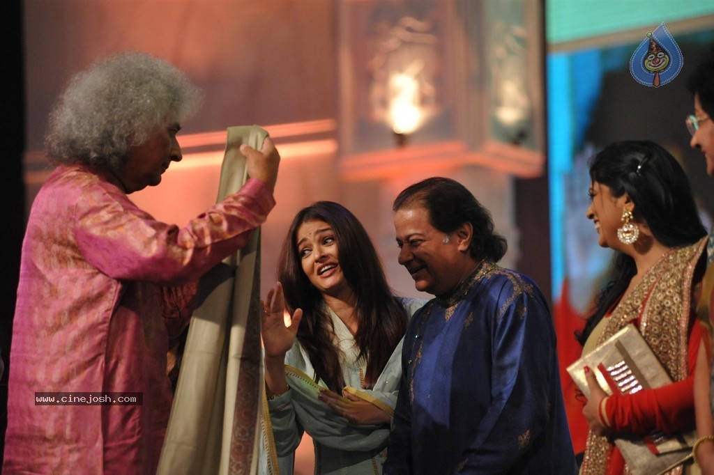 Aish at Sri Sathya Sai Baba 3rd Anniversary Event - 36 / 103 photos