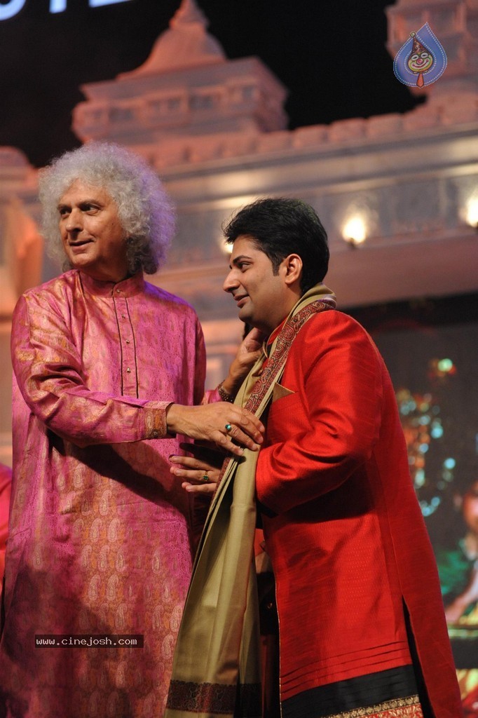 Aish at Sri Sathya Sai Baba 3rd Anniversary Event - 48 / 103 photos