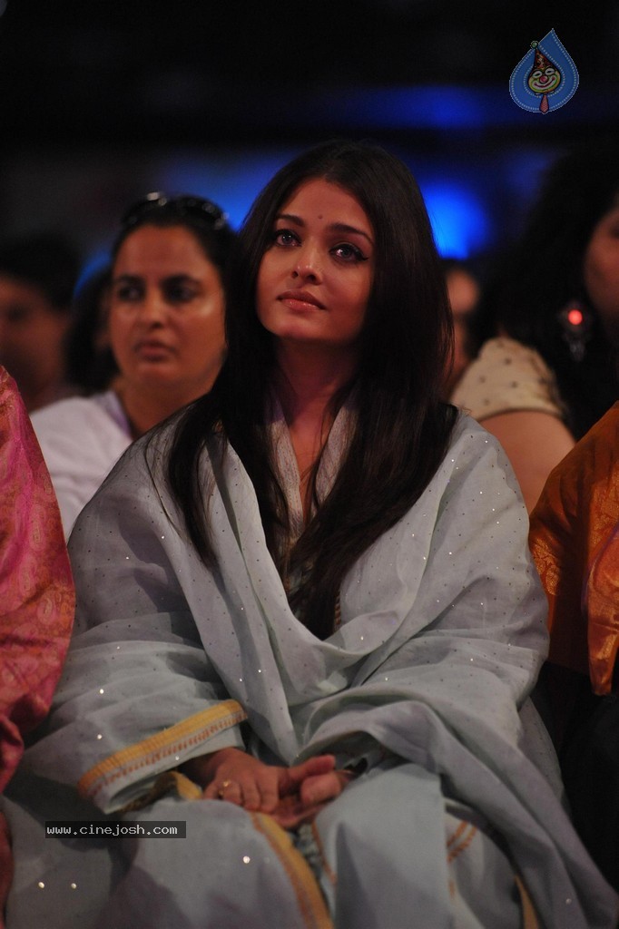 Aish at Sri Sathya Sai Baba 3rd Anniversary Event - 63 / 103 photos