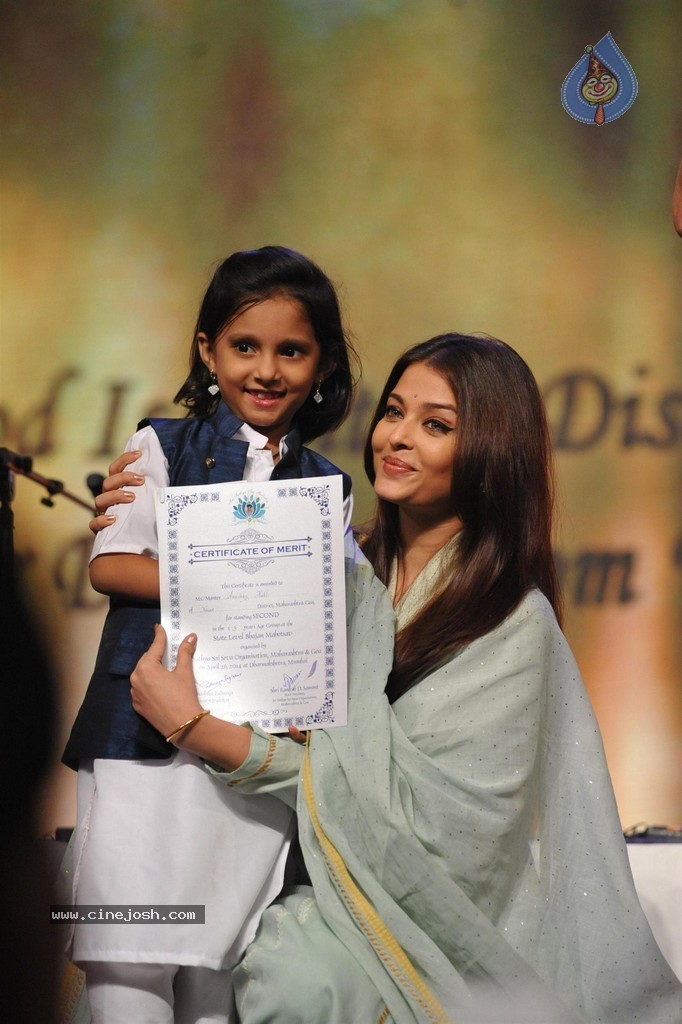 Aish at Sri Sathya Sai Baba 3rd Anniversary Event - 83 / 103 photos