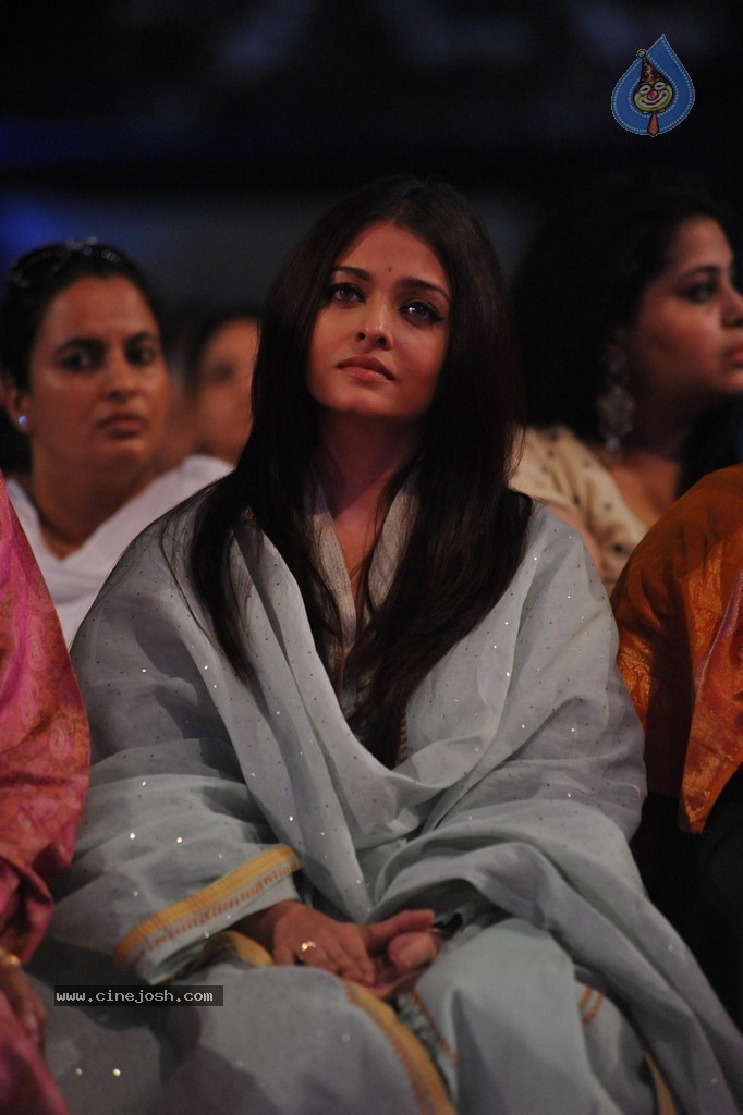 Aish at Sri Sathya Sai Baba 3rd Anniversary Event - 85 / 103 photos