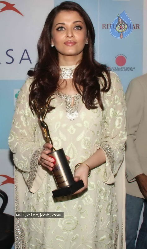 Aishwarya Rai at Lavasa Women Drive Awards - 10 / 45 photos