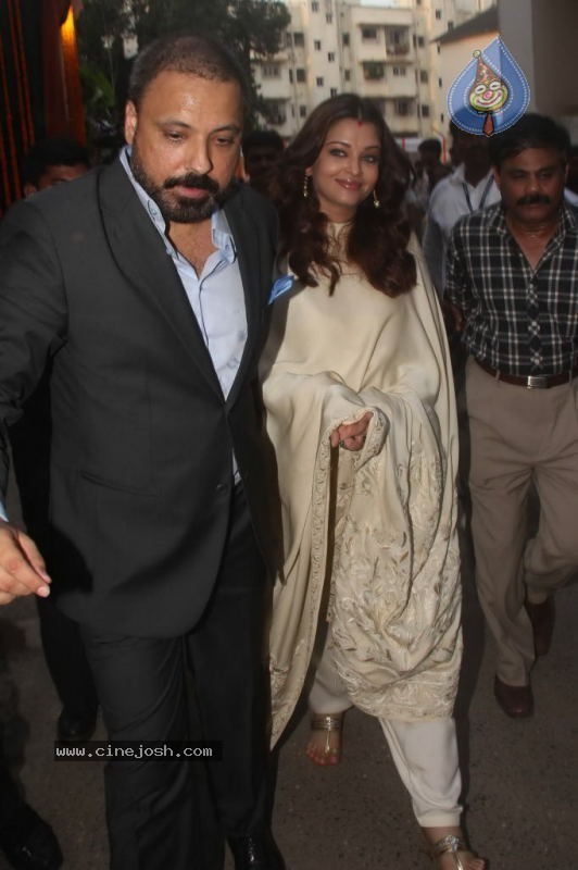 Aishwarya Rai at Shri Hanuman Chalisa Album Launch - 15 / 51 photos