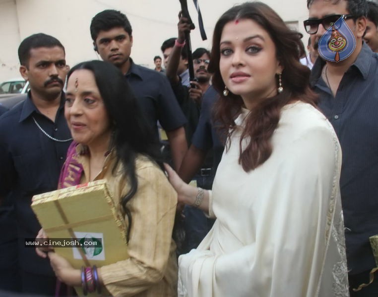 Aishwarya Rai at Shri Hanuman Chalisa Album Launch - 18 / 51 photos