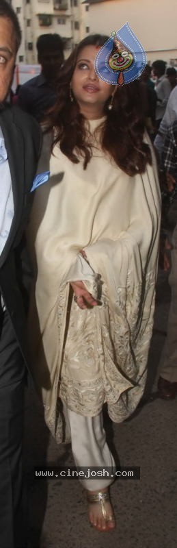 Aishwarya Rai at Shri Hanuman Chalisa Album Launch - 32 / 51 photos