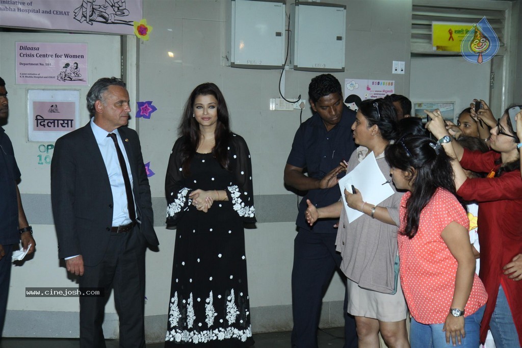 Aishwarya Rai at UNAIDS Event - 12 / 82 photos