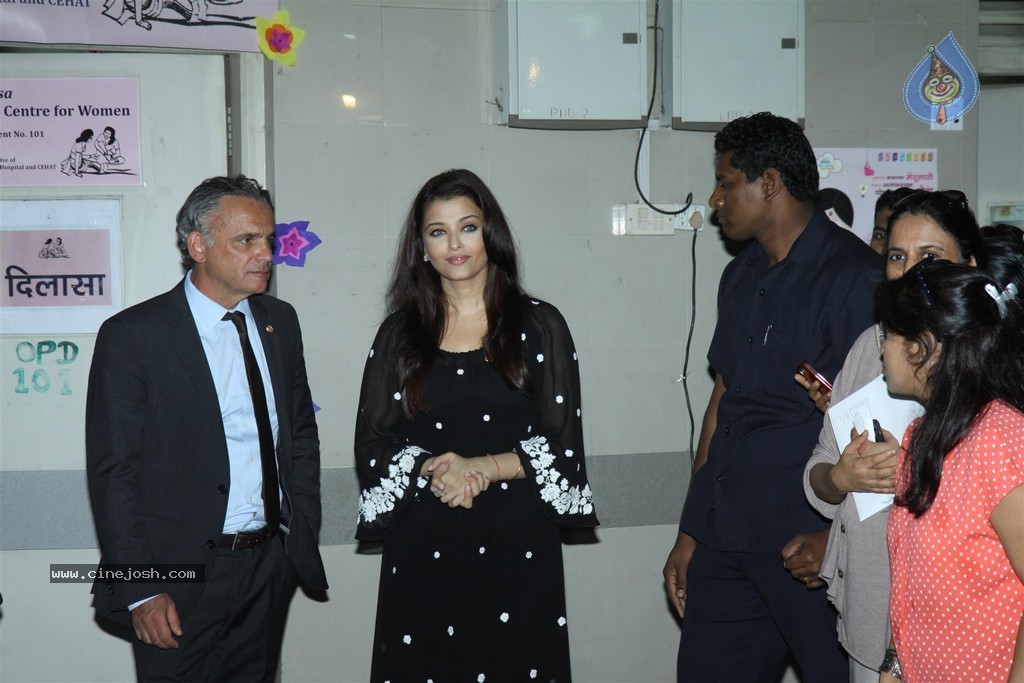 Aishwarya Rai at UNAIDS Event - 24 / 82 photos