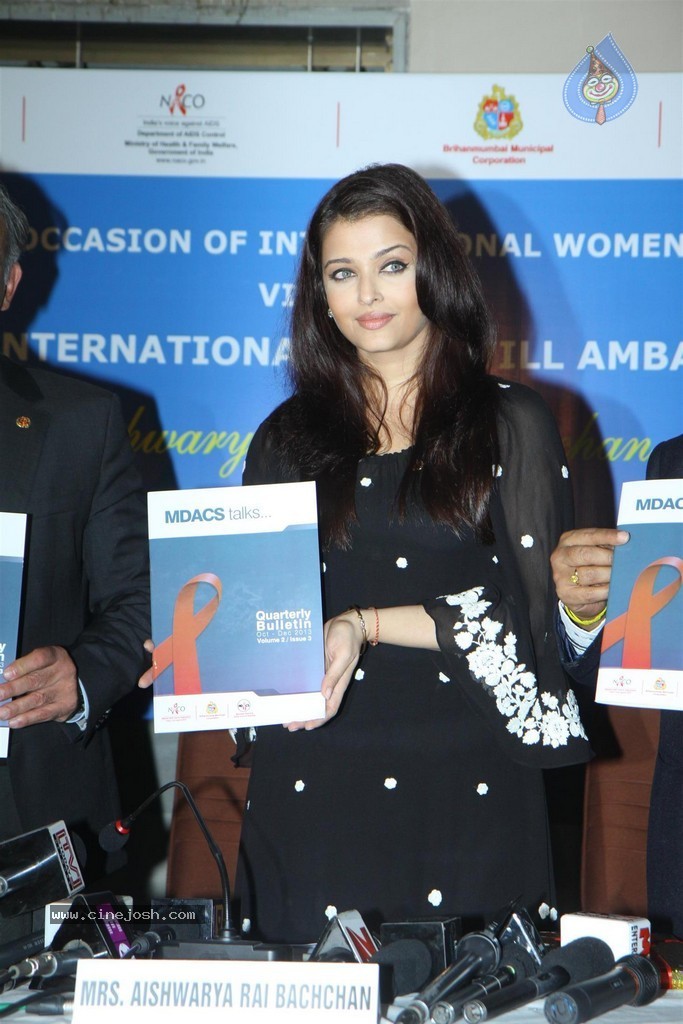 Aishwarya Rai at UNAIDS Event - 26 / 82 photos
