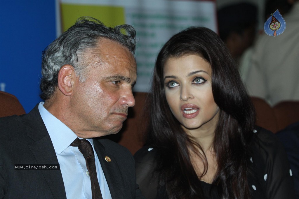 Aishwarya Rai at UNAIDS Event - 42 / 82 photos