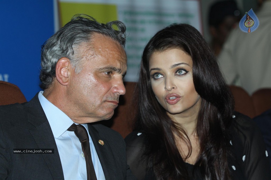 Aishwarya Rai at UNAIDS Event - 44 / 82 photos