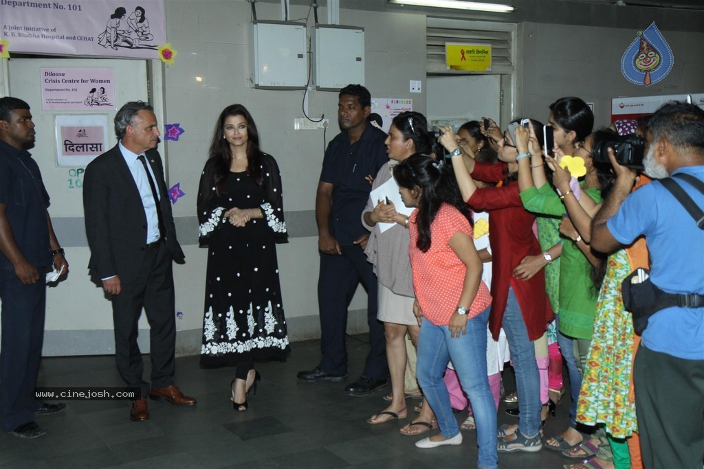 Aishwarya Rai at UNAIDS Event - 67 / 82 photos