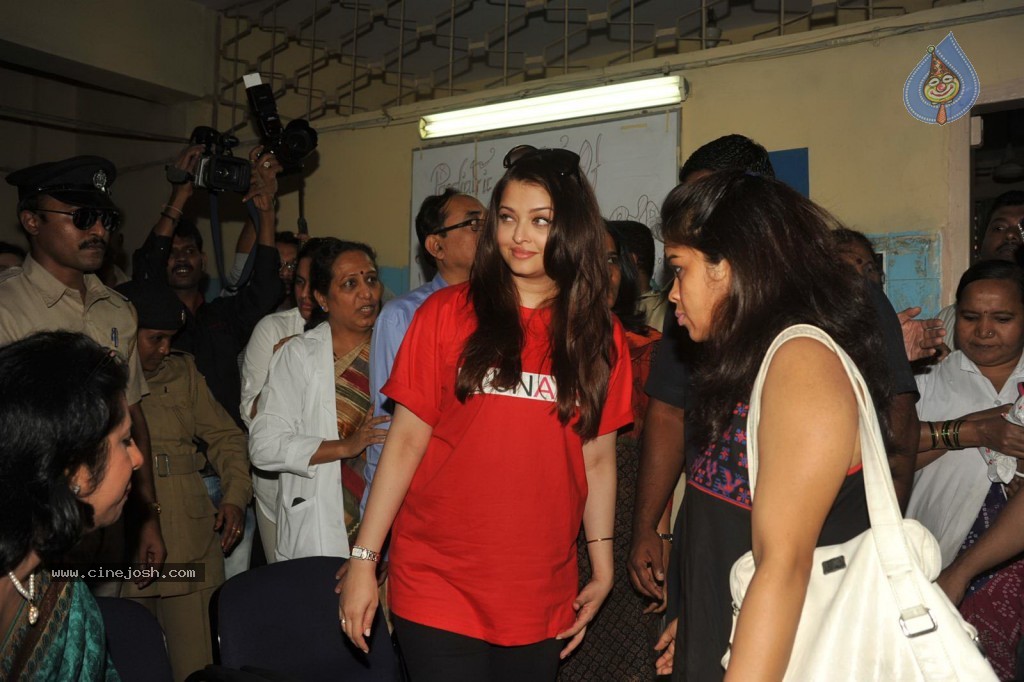 Aishwarya Rai at World AIDS day Event - 2 / 32 photos