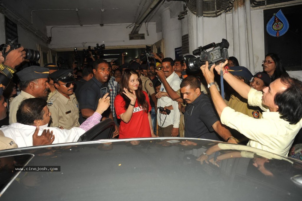 Aishwarya Rai at World AIDS day Event - 17 / 32 photos