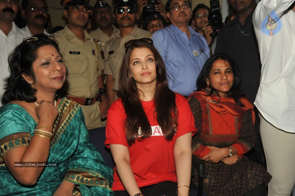 Aishwarya Rai at World AIDS day Event - 20 / 32 photos