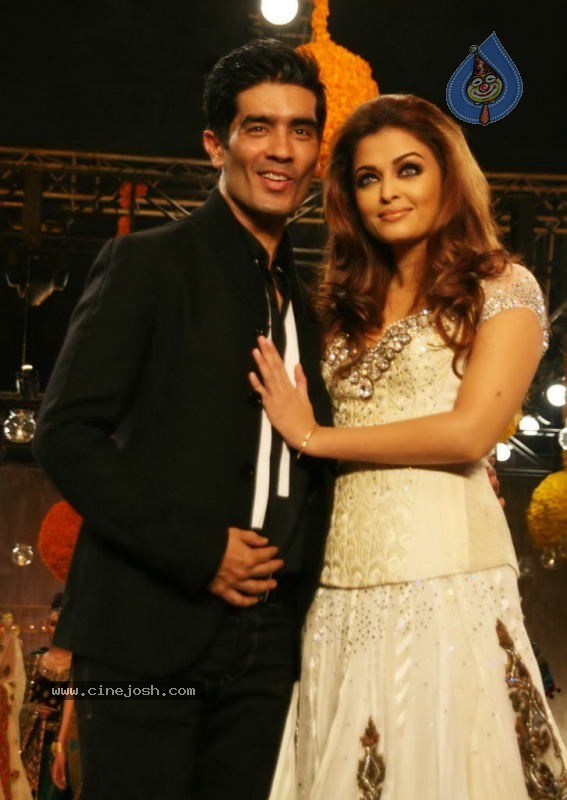 Aishwarya Rai Hot Ramp Walk at HDIL India Couture Week - 26 / 79 photos