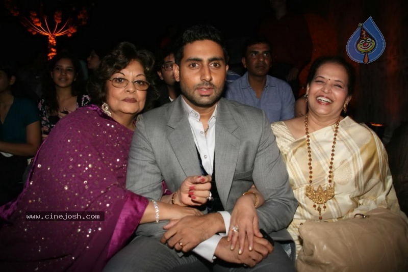 Aishwarya Rai Hot Ramp Walk at HDIL India Couture Week - 30 / 79 photos