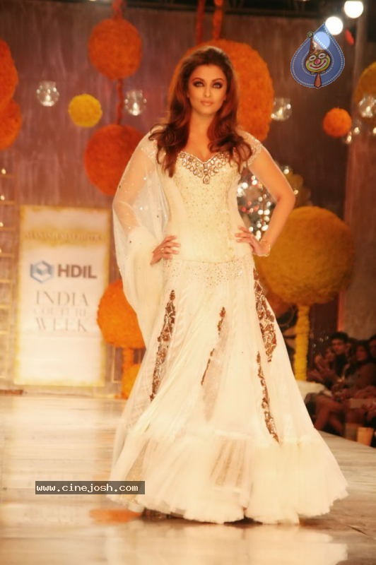 Aishwarya Rai Hot Ramp Walk at HDIL India Couture Week - 41 / 79 photos