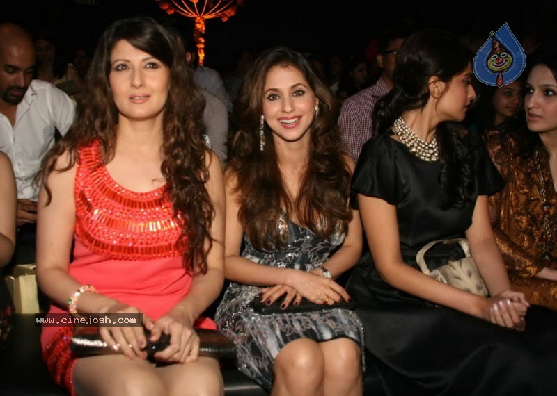 Aishwarya Rai Hot Ramp Walk at HDIL India Couture Week - 44 / 79 photos