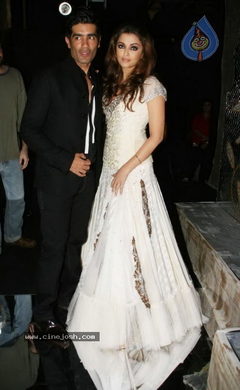 Aishwarya Rai Hot Ramp Walk at HDIL India Couture Week - 45 / 79 photos