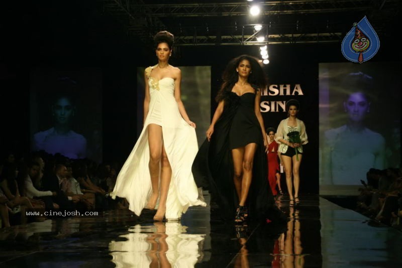 Aishwarya Rai Hot Ramp Walk at HDIL India Couture Week - 49 / 79 photos