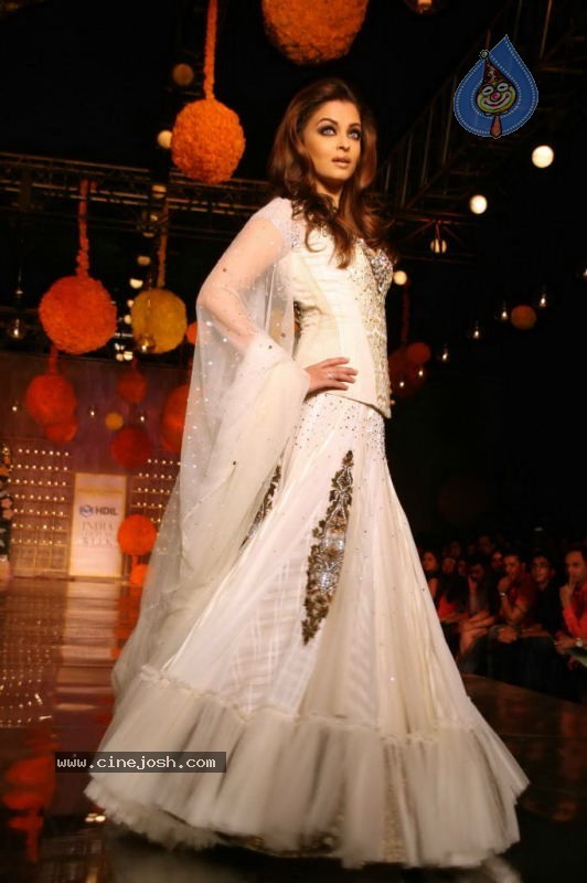 Aishwarya Rai Hot Ramp Walk at HDIL India Couture Week - 52 / 79 photos