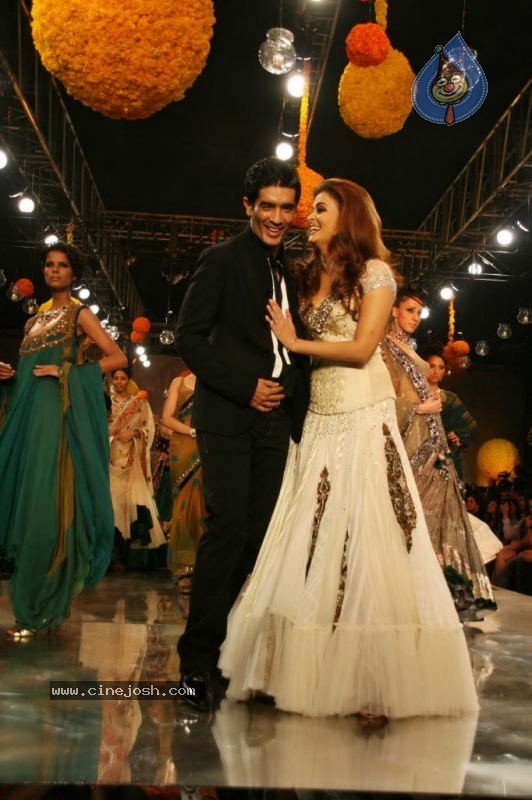 Aishwarya Rai Hot Ramp Walk at HDIL India Couture Week - 54 / 79 photos