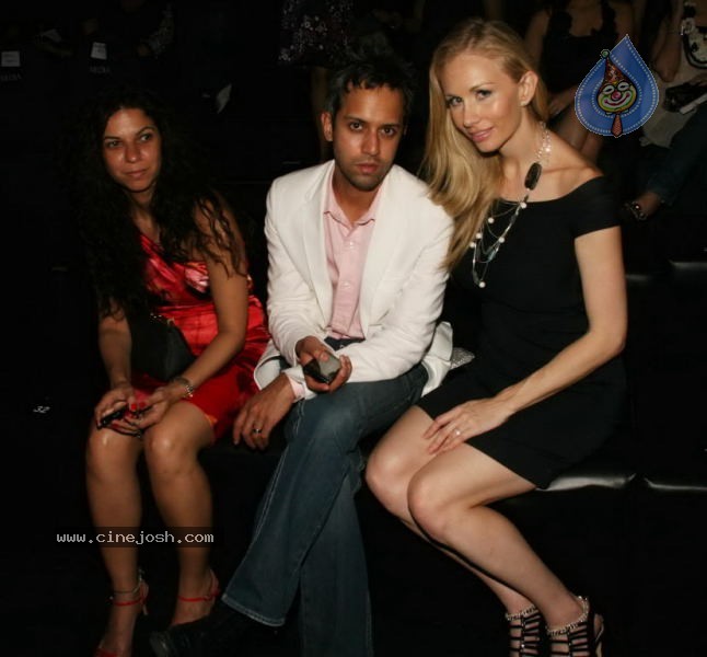 Aishwarya Rai Hot Ramp Walk at HDIL India Couture Week - 58 / 79 photos