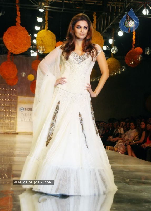 Aishwarya Rai Hot Ramp Walk at HDIL India Couture Week - 59 / 79 photos