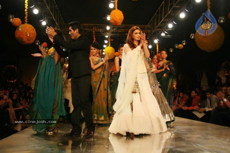 Aishwarya Rai Hot Ramp Walk at HDIL India Couture Week - 60 / 79 photos