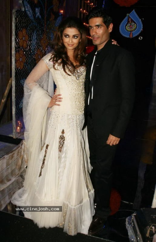 Aishwarya Rai Hot Ramp Walk at HDIL India Couture Week - 61 / 79 photos