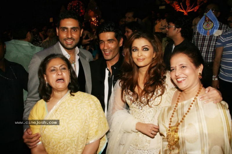 Aishwarya Rai Hot Ramp Walk at HDIL India Couture Week - 63 / 79 photos