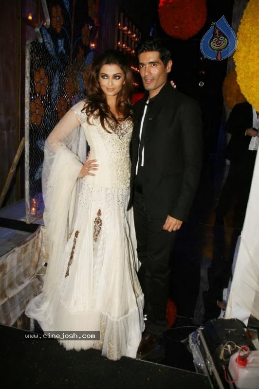 Aishwarya Rai Hot Ramp Walk at HDIL India Couture Week - 73 / 79 photos