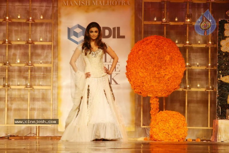 Aishwarya Rai Hot Ramp Walk at HDIL India Couture Week - 77 / 79 photos