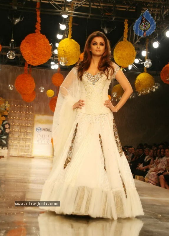 Aishwarya Rai Hot Ramp Walk at HDIL India Couture Week - 79 / 79 photos