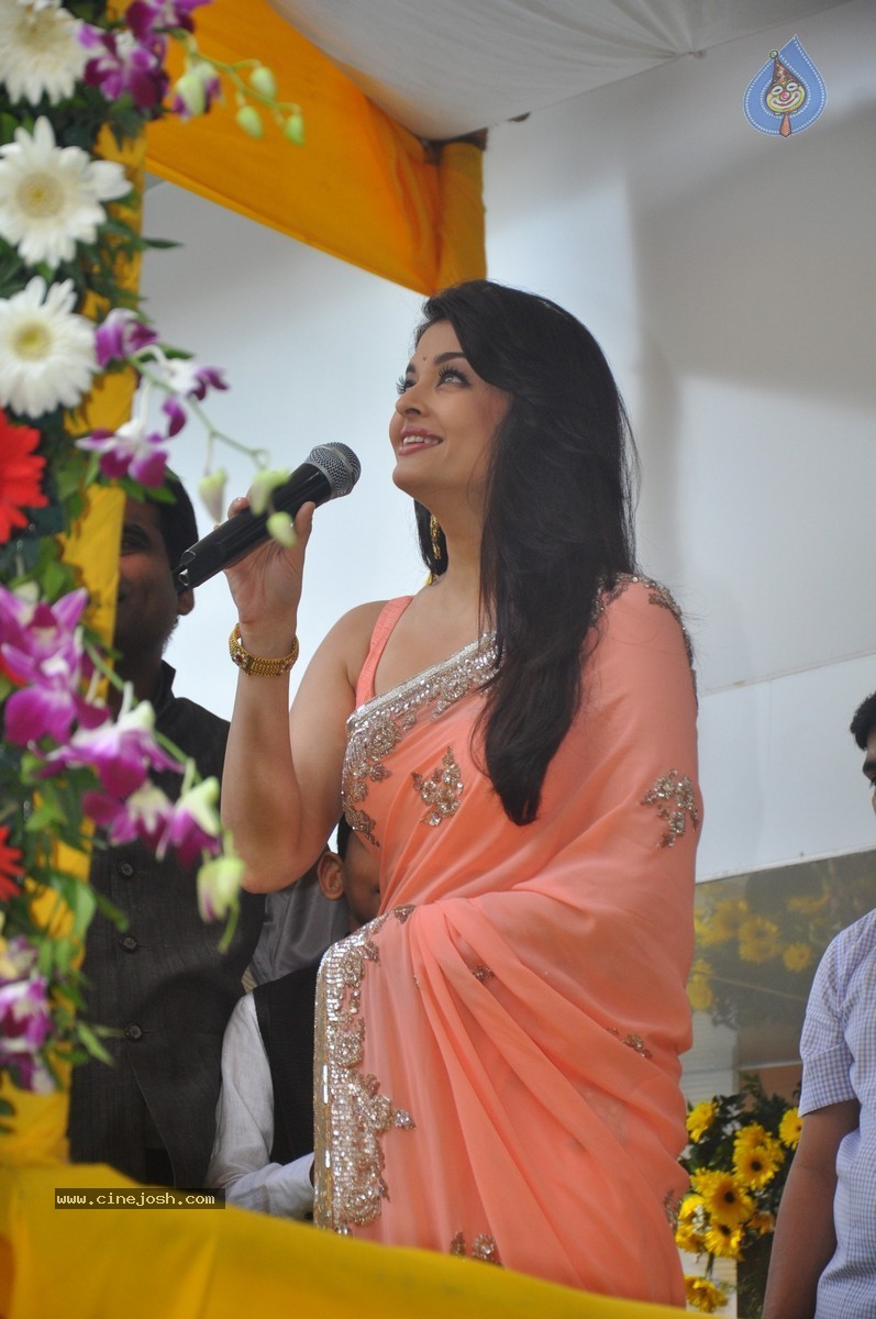 Aishwarya Rai Inaugurates new Branch of Kalyan Jewellers - 10 / 44 photos