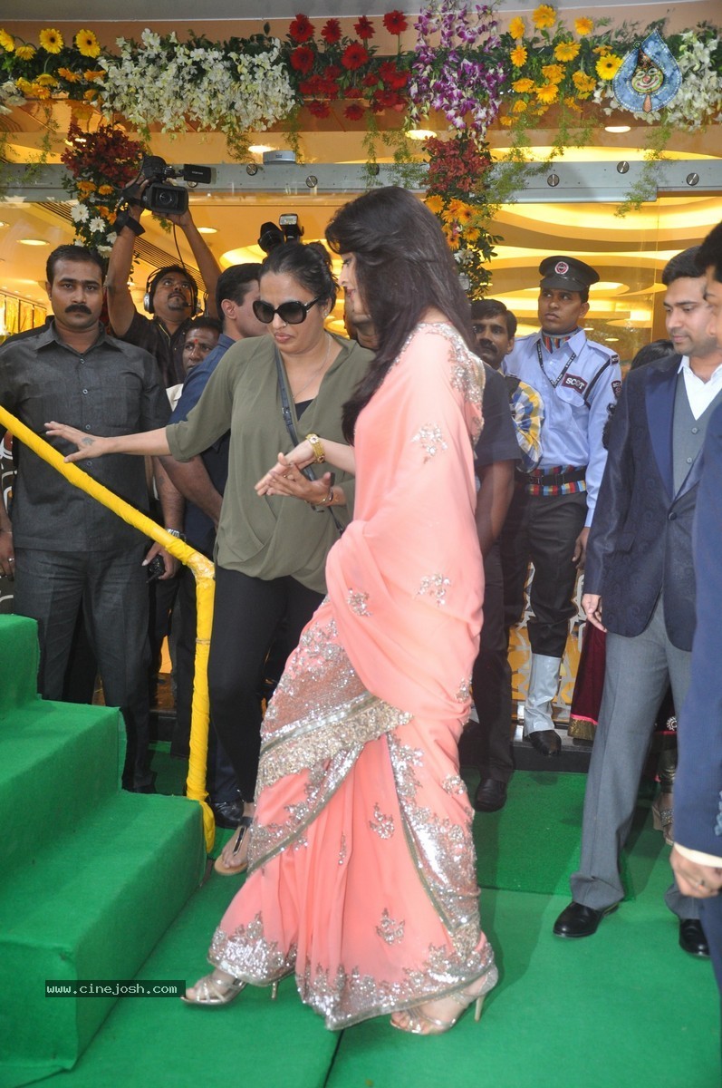 Aishwarya Rai Inaugurates new Branch of Kalyan Jewellers - 11 / 44 photos