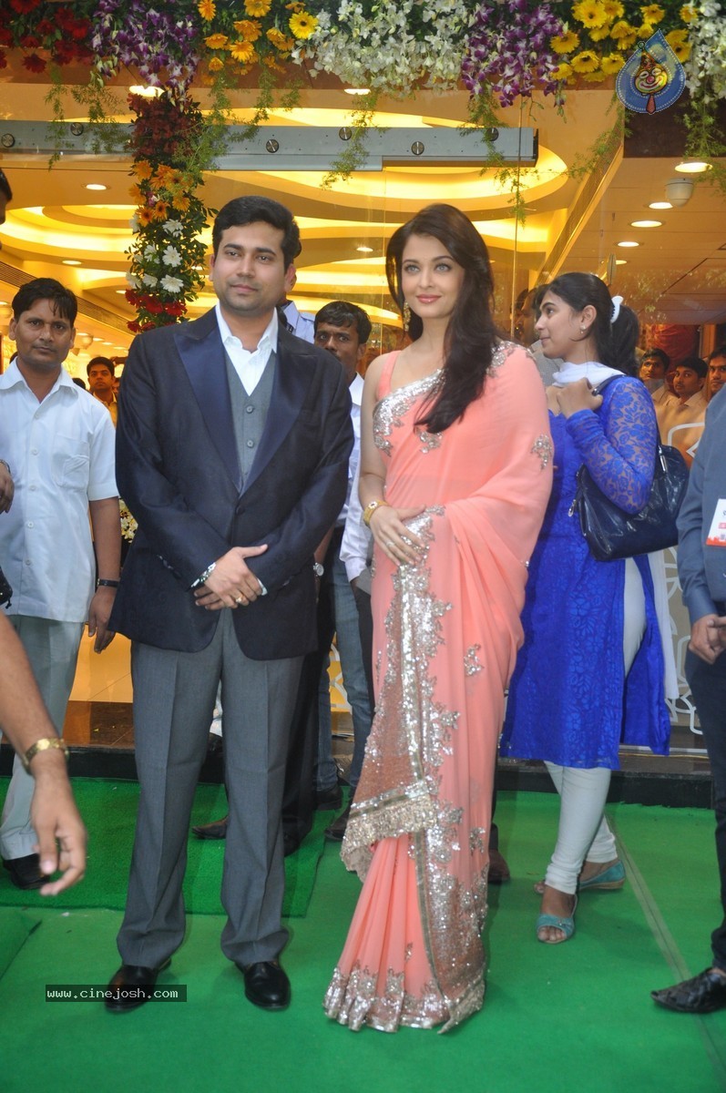 Aishwarya Rai Inaugurates new Branch of Kalyan Jewellers - 19 / 44 photos