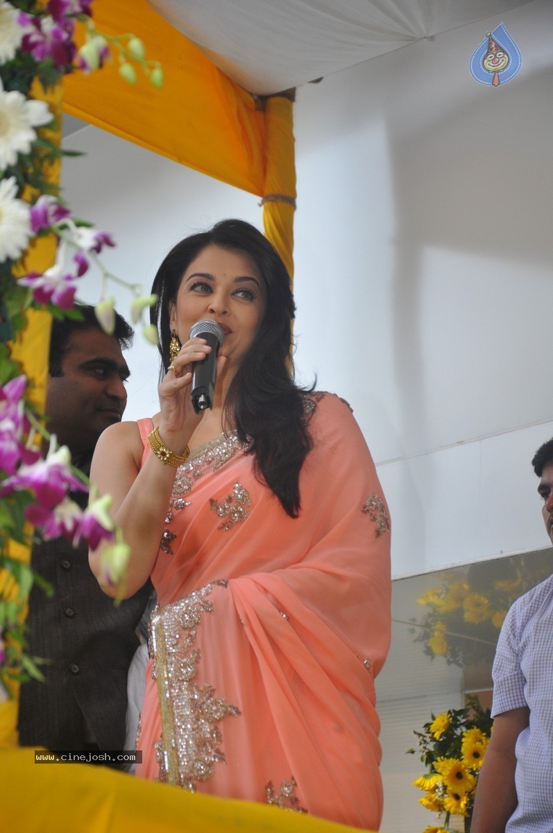 Aishwarya Rai Inaugurates new Branch of Kalyan Jewellers - 20 / 44 photos
