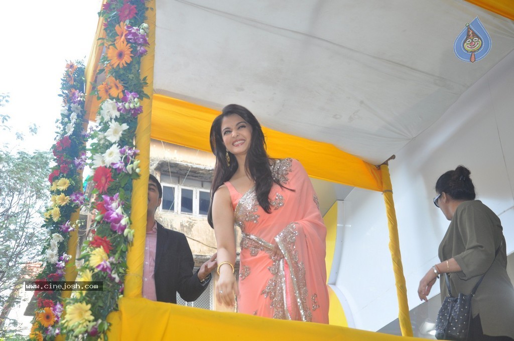 Aishwarya Rai Inaugurates new Branch of Kalyan Jewellers - 26 / 44 photos