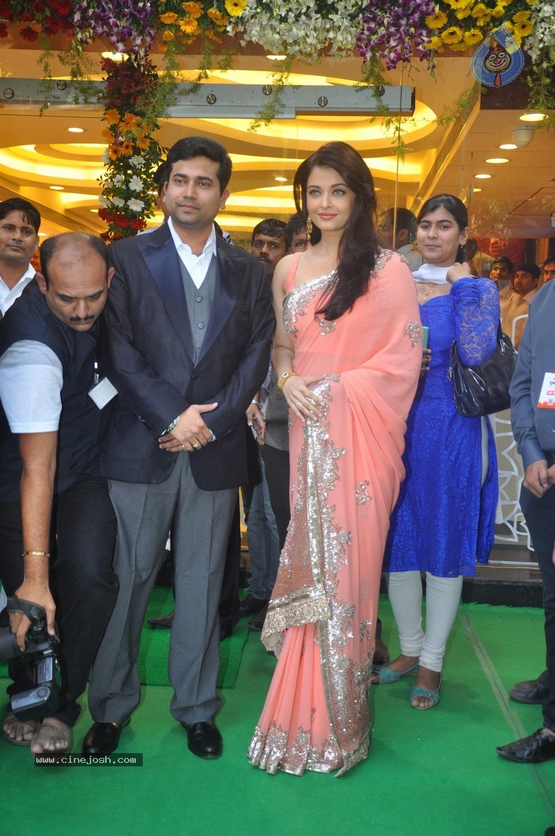 Aishwarya Rai Inaugurates new Branch of Kalyan Jewellers - 29 / 44 photos