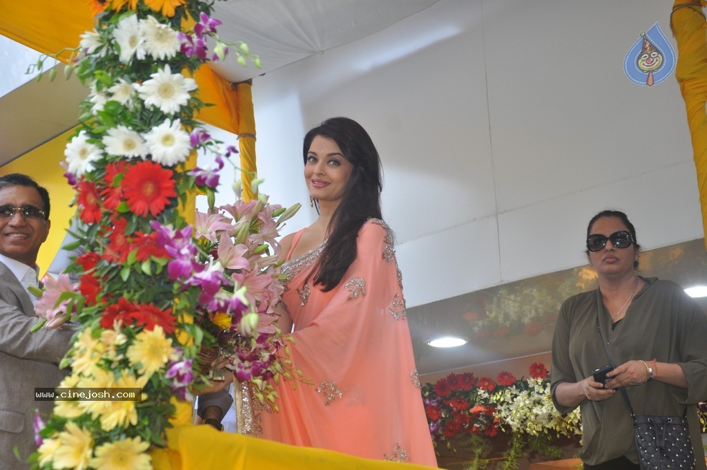 Aishwarya Rai Inaugurates new Branch of Kalyan Jewellers - 34 / 44 photos