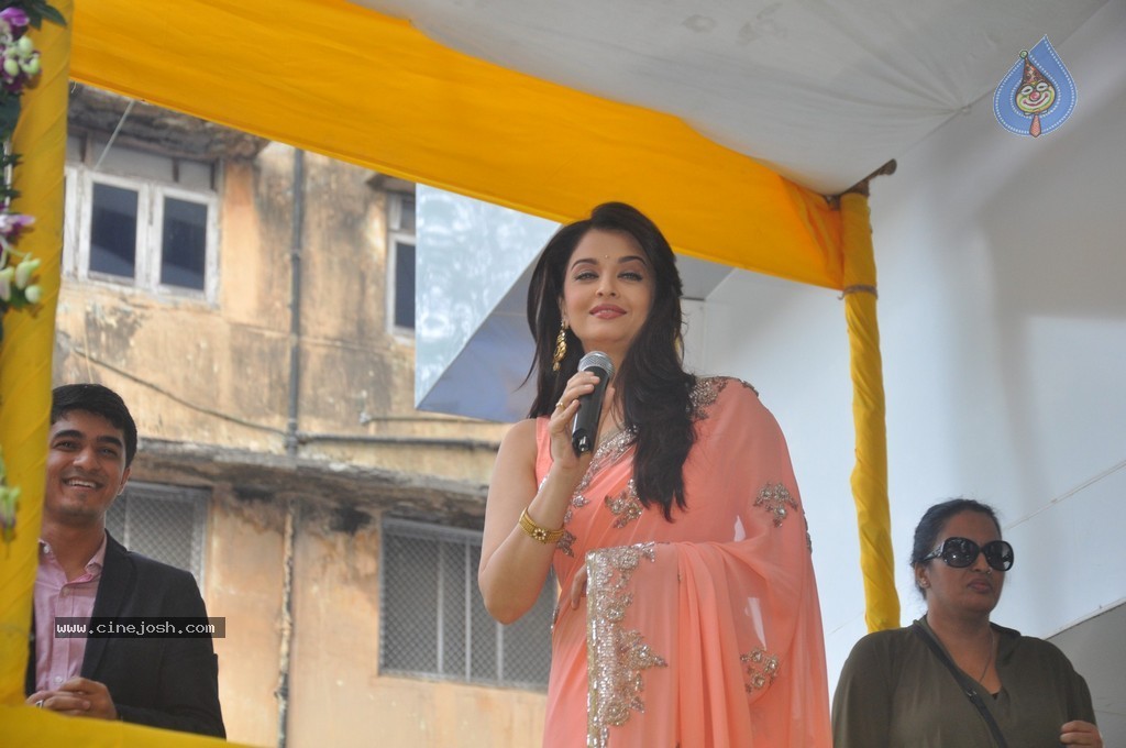 Aishwarya Rai Inaugurates new Branch of Kalyan Jewellers - 39 / 44 photos